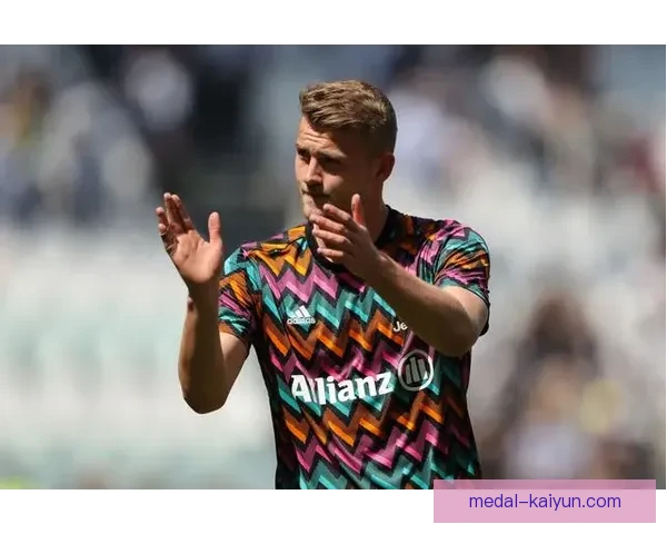 德里赫特职业轨迹表现稳健，持续提升成为球队核心后卫