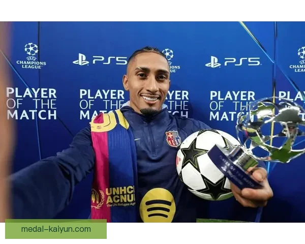 拉菲尼亚边锋风格逐渐受到关注,展现出出色的突破与传球能力 拉菲尼亚边锋风格逐渐受到关注,展现出出色的突破与传球能力