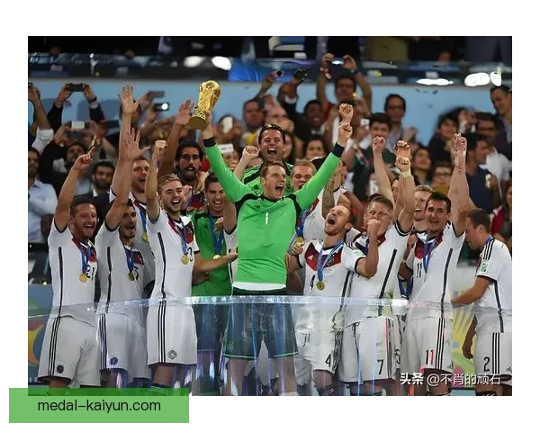 贝肯鲍尔战术地位引发关注，其影响力在现代足球中持续显现